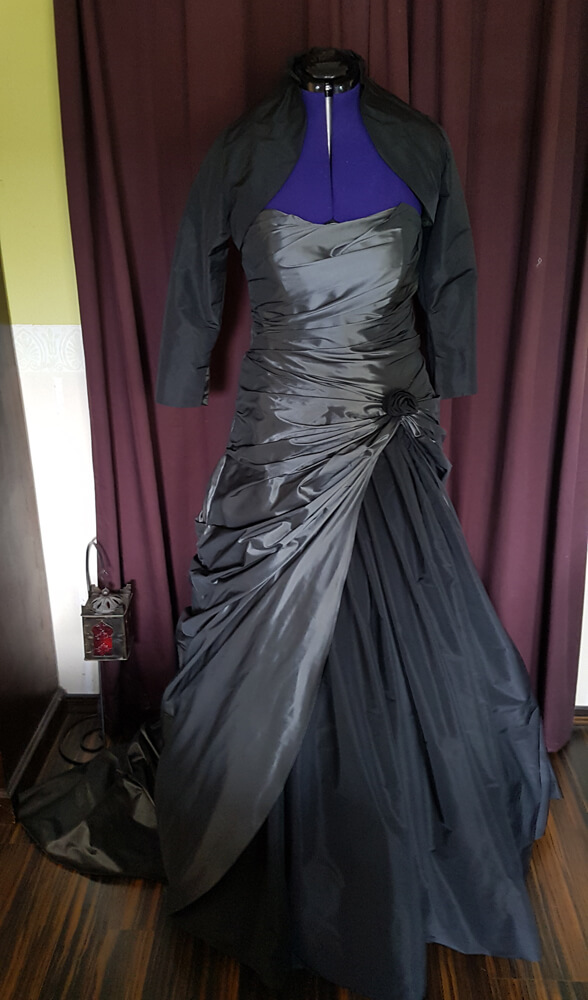 Brautkleid_grau_Bolero Brautkleid grau schwarz