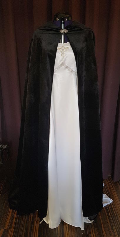 Brautkleid weiss mit schwarzem Umhang