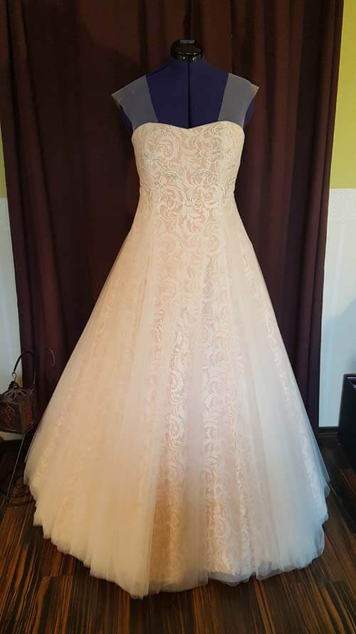 Brautkleid in weiss mit Jacquardeinsatz in rose