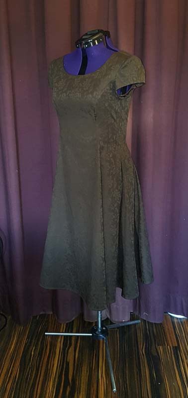 Maßgeschneidertes Kleid für den Arbeitsalltag