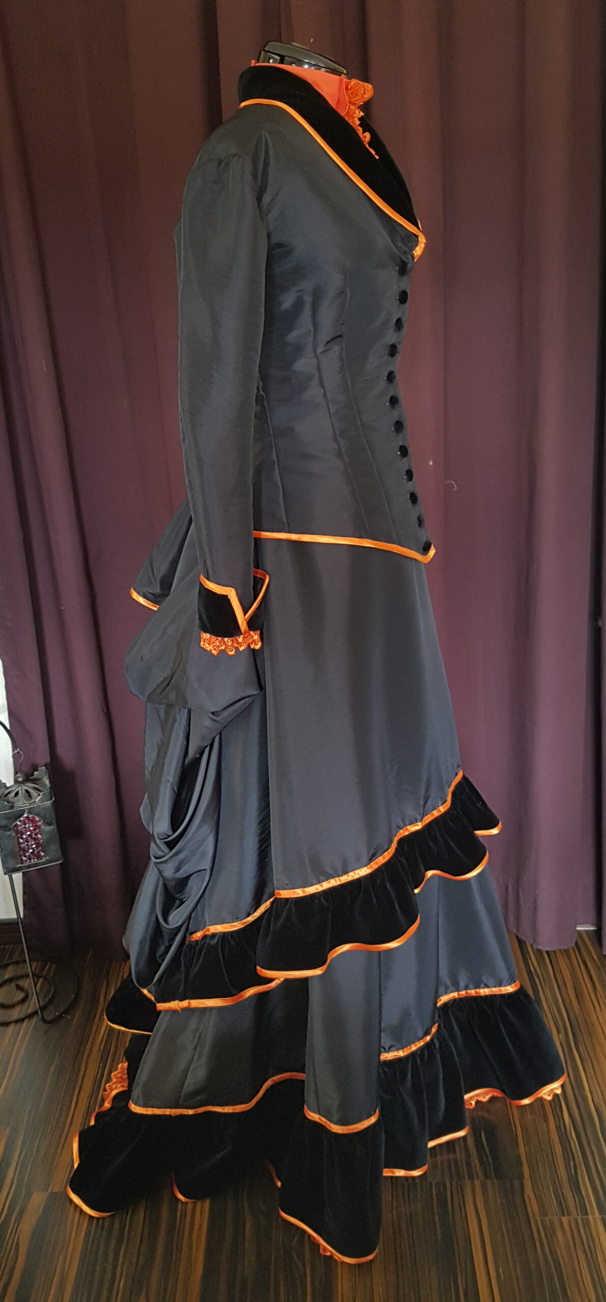 Viktorianisches Kleid schwarz orange