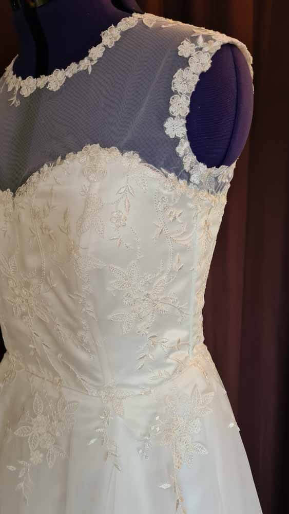 brautkleid-schulter-tuell Brautkleid mit Schulterteil aus Tüll