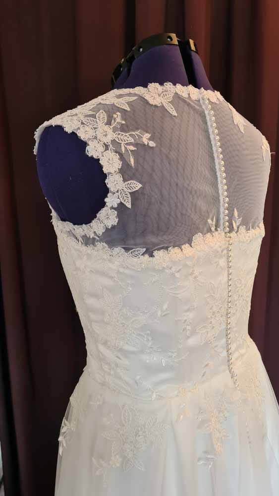brautkleid-schulterteil-spitze Brautkleid mit Spitze und Knopfverschluss