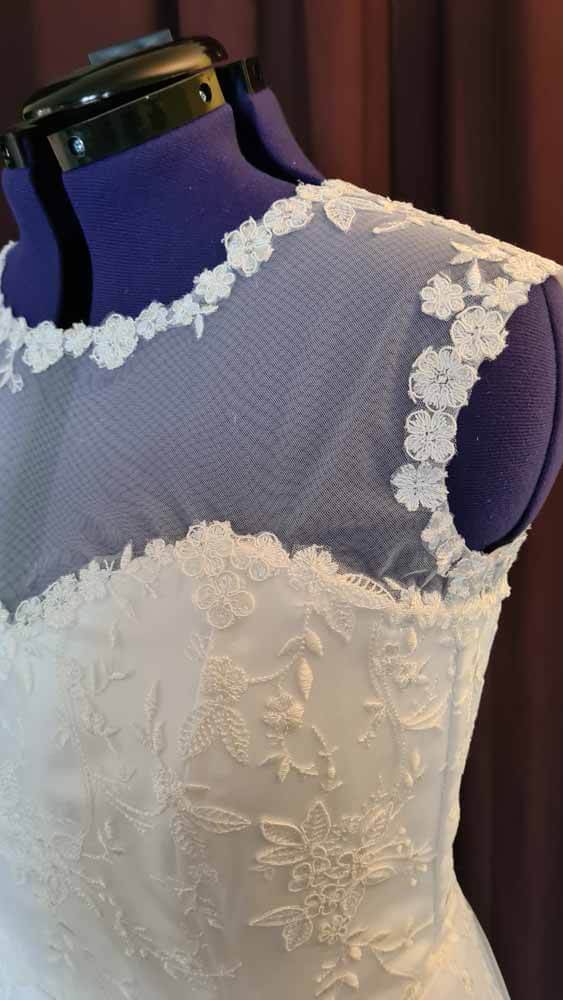 brautkleid-traeger-aermellos-spitze Brautkleid mit Schulterteil aus Spitze