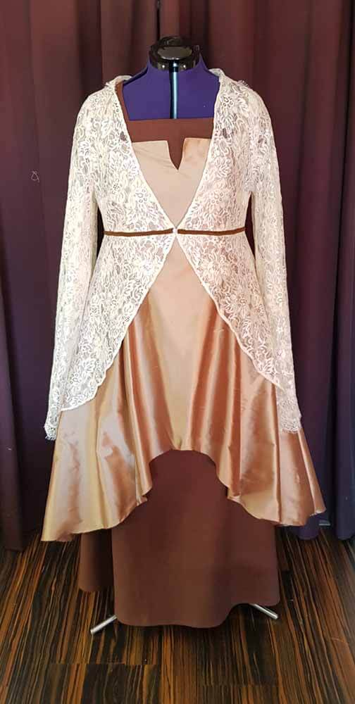 brautkleid-spitze-leinen-doupionseide-braun Brautkleid in Brauntönen aus Leinen, Seide und Spitze