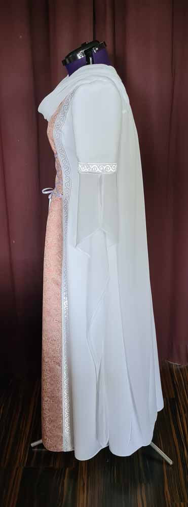 Hochzeitskleid in weiß im Mittelalterstil