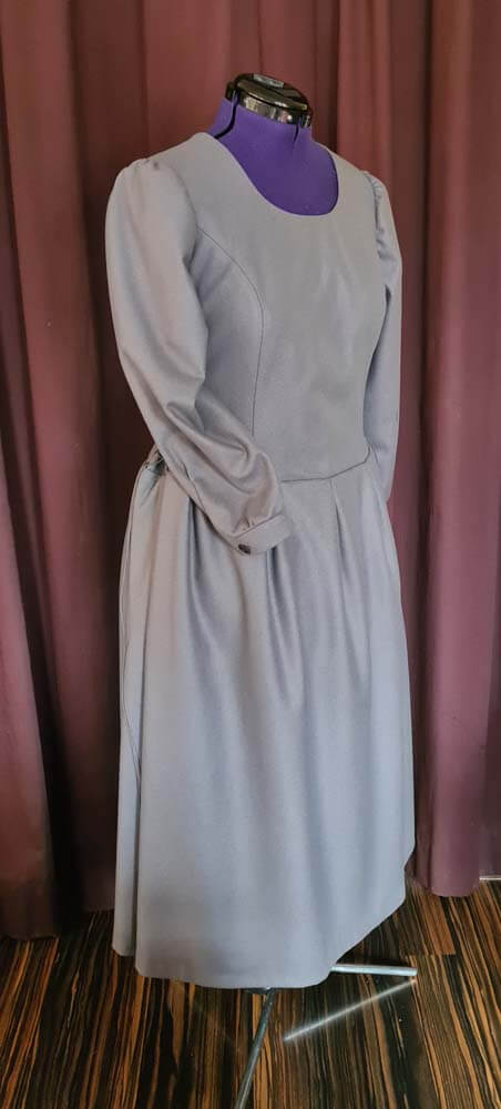 kleid-wolle-grau-aermel-manschetten-knoepfe hellgraues Wollkleid