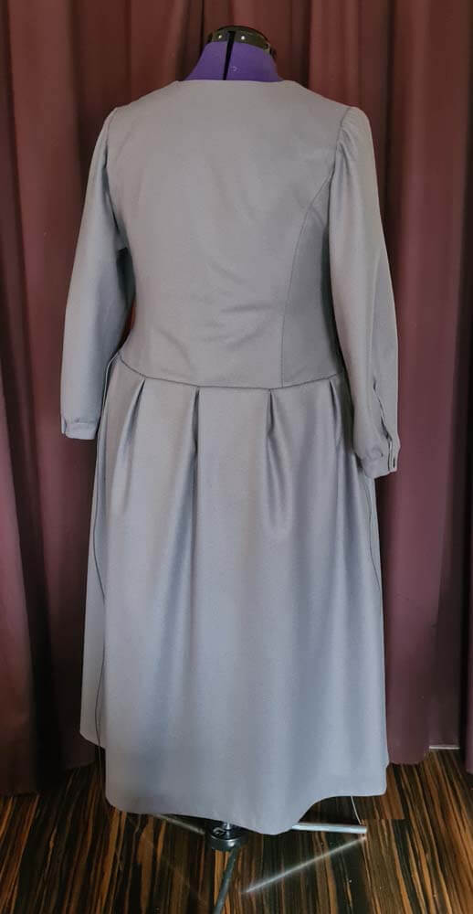 kleid-wolle-grau-puffaermel Maßangefertigtes Kleid aus grauer Wolle