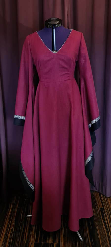 Mittelalterkleid aus weinrotem Leinen