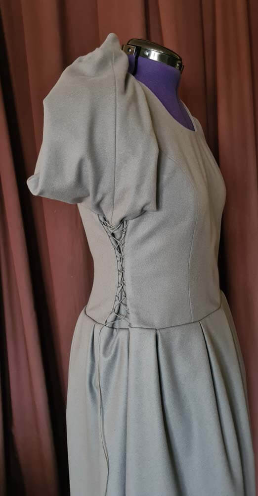 wollkleid-grau-schnuerung Kleid mit Schnürung