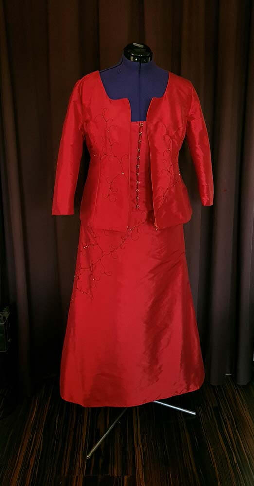 Brautkleid aus Rock. Corsage und Jacke aus roter Doupionseide