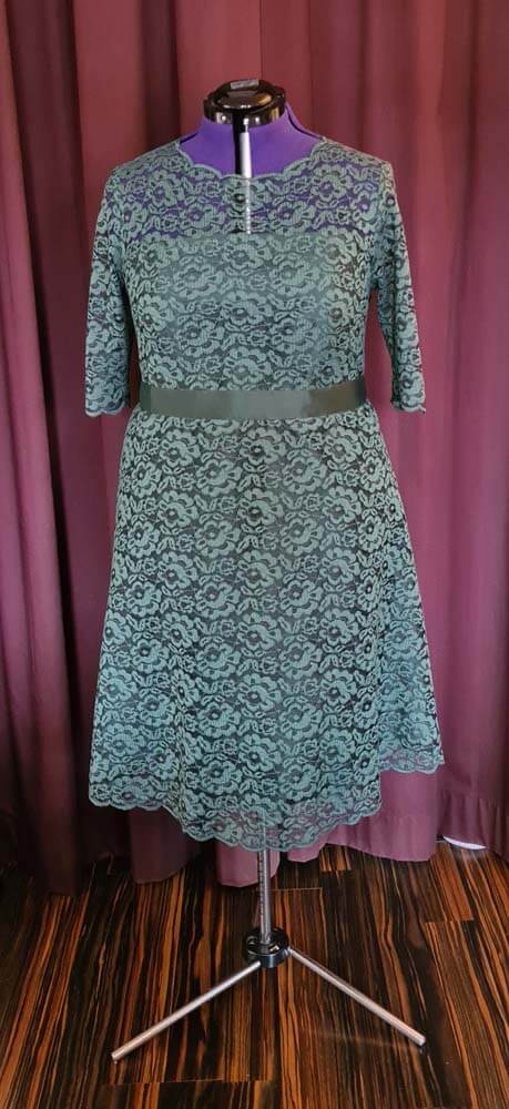 brautkleid-gruen-kurz-standesamt-spitze Brautkleid aus Spitze grün