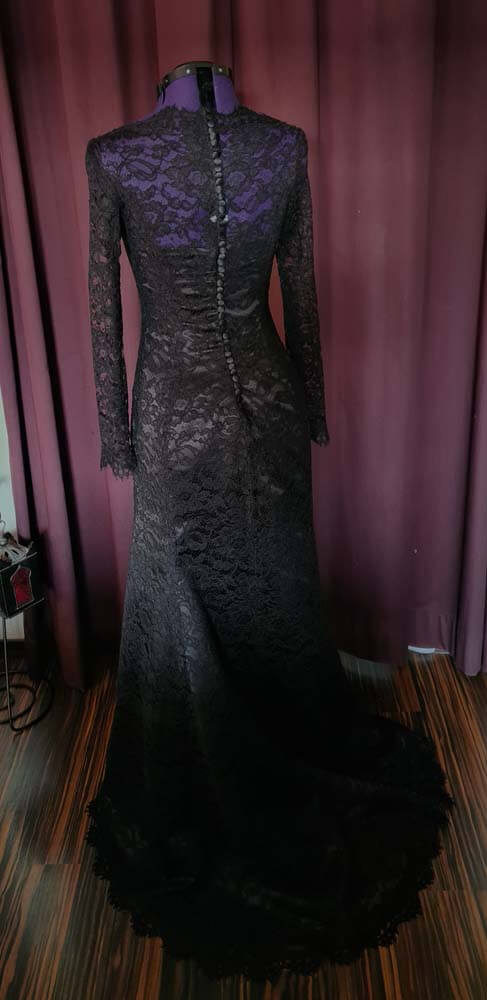 Brautkleid in schwarz mit Schleppe
