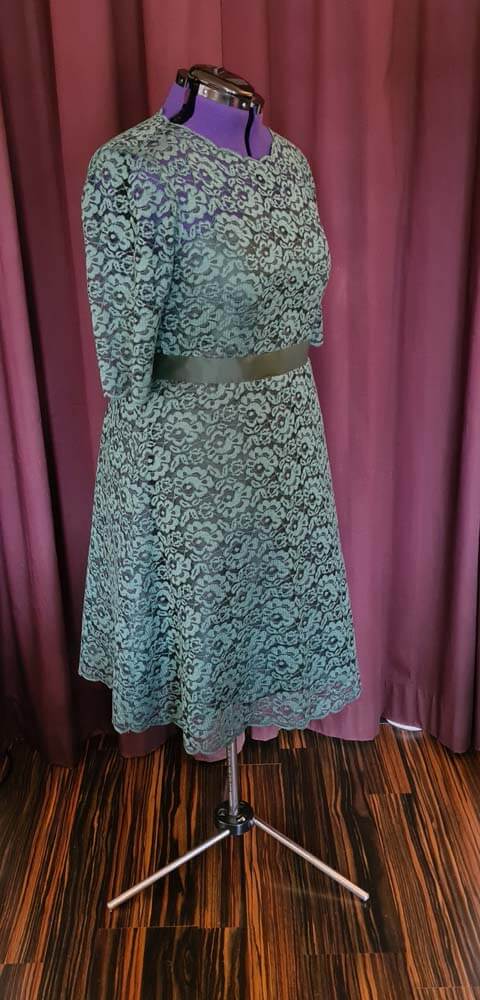 brautkleid-spitze-gruen-standesamt Brautkleid aus grüner Spitze mit Ärmeln