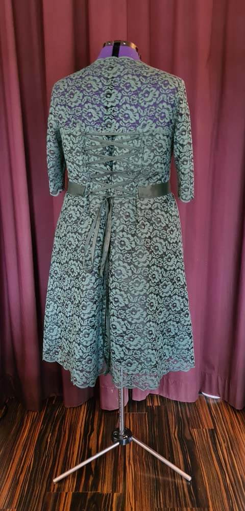 brautkleid-standesamt-gruen Kurzes Brautkleid aus grüner Spitze mit Schnürung hinten