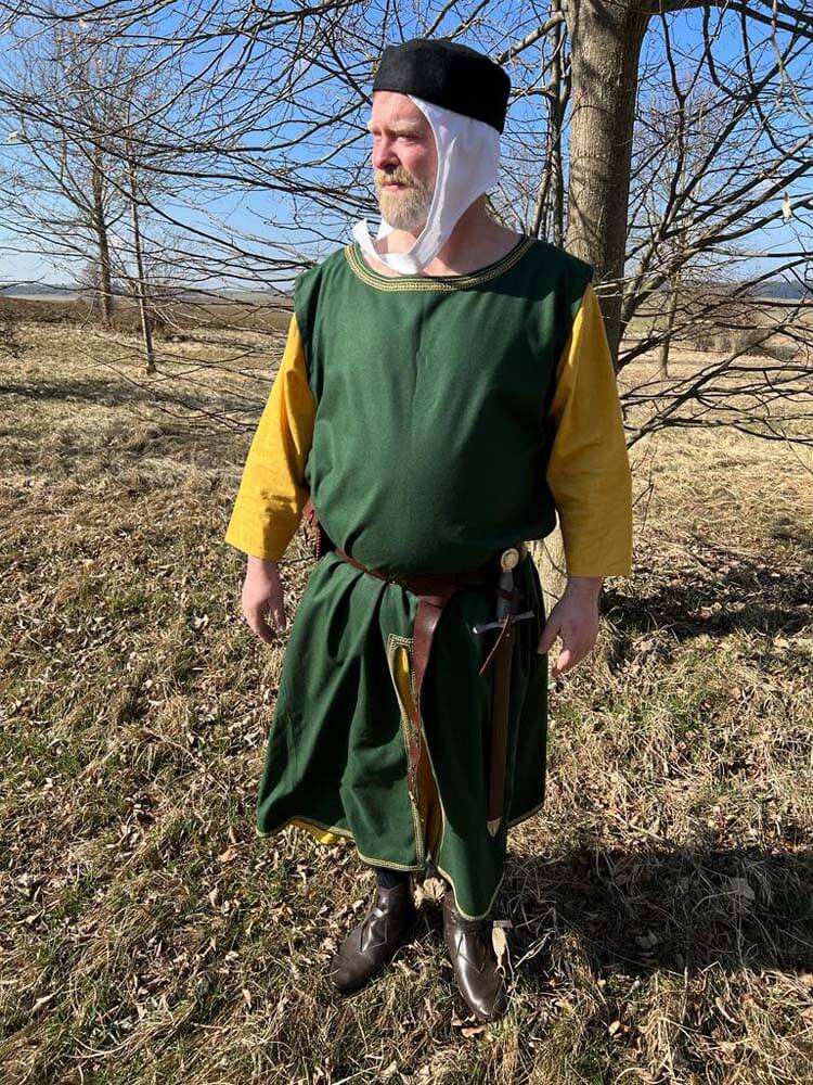 Mittelater Surcot mit Handstickerei