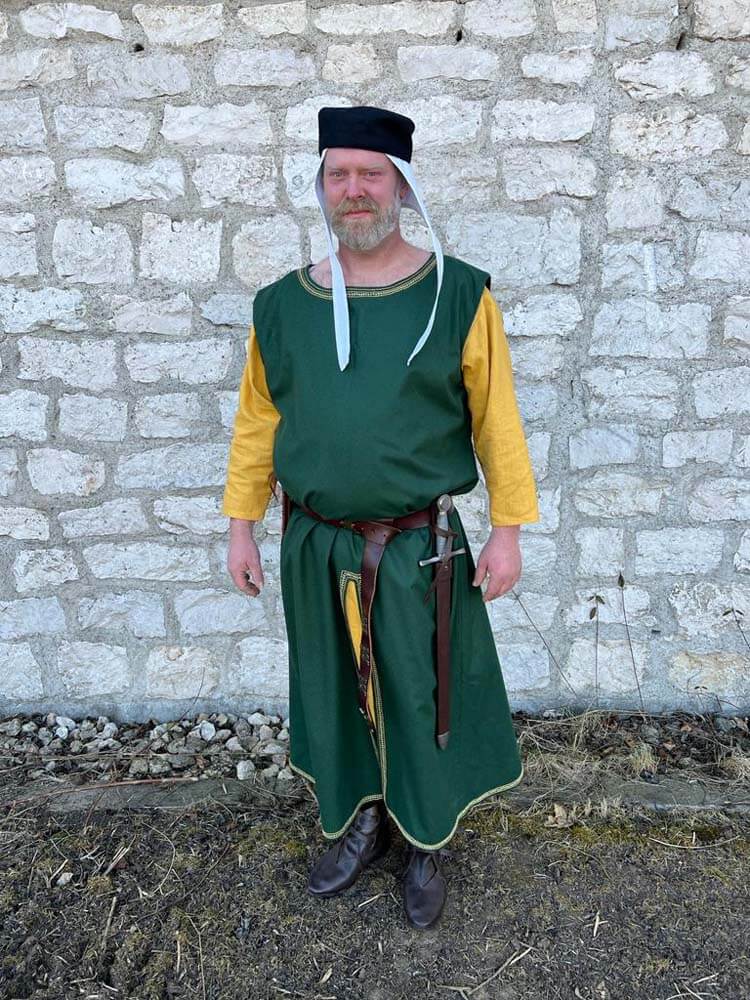 Mittelalter Gewandung mit Handnähten anfertigen lassen