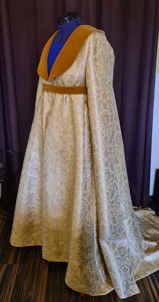 houppelande-spaetmittelalter-kleid Houppelande Brokat mit geschlitzen Ärmeln