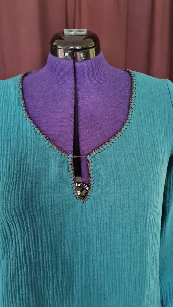 Shirt mit Verzierung am Ausschnitt