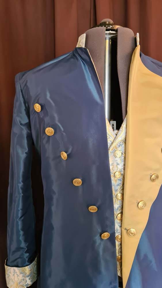 gehrock-asymmetrisch Asymmetrischer Gehrock in blau-gold