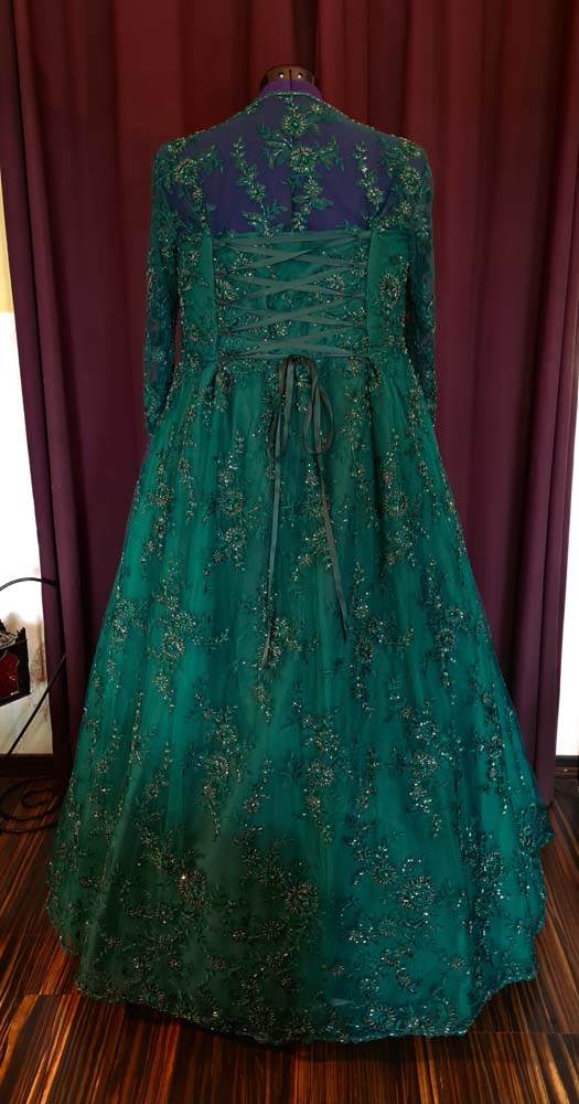 brautkleid-schnuerung-gruen-dunkelgruen-petrol-spitze Brautkleid aus grüner Spitze mit Perlen