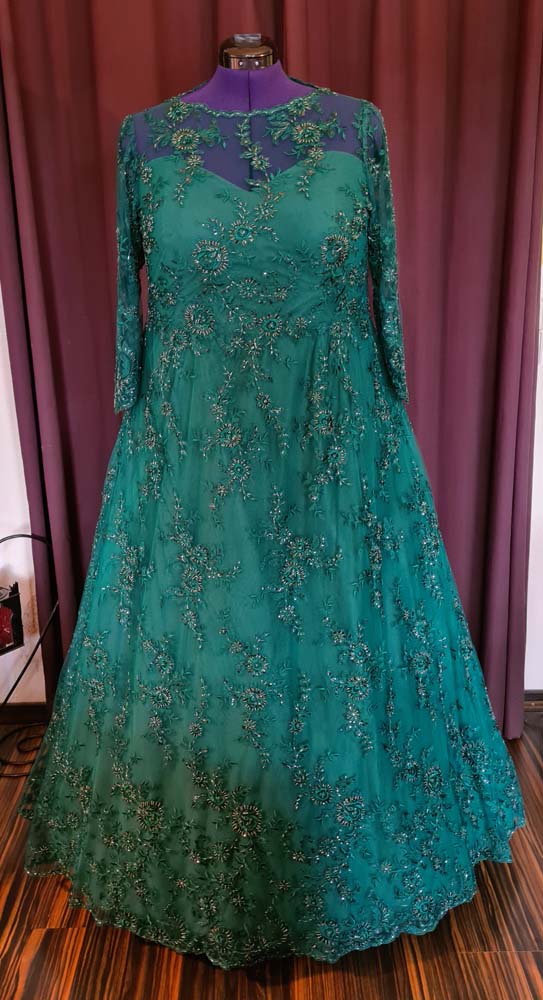 gruenes-brautkleid-spitze-aermel Brautkleid aus grüner Spitze mit Perlen