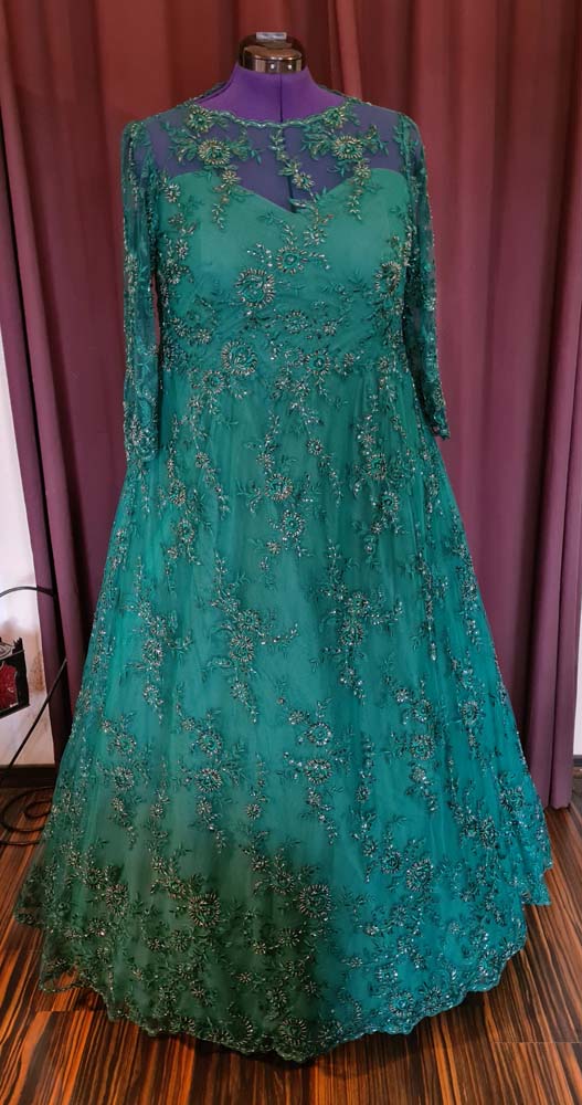 hochzeitskleid-aus-gruener-spitze-petrol-dunkelgruen Brautkleid aus grüner Spitze mit Perlen