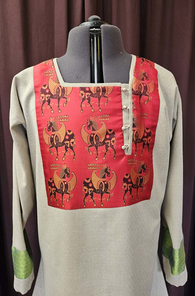 mittelalter-tunika-rot-natur-seidenverzierung Mittelalter Tunika mit roter Seide
