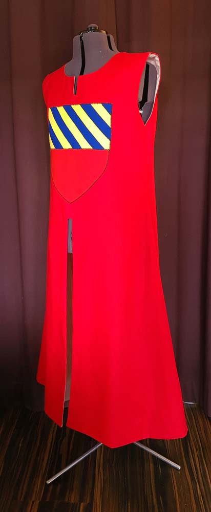 roter-wappenrock-wolle-mit-appliziertem-wappen Wappenrock mit Applikation
