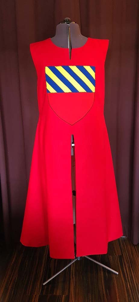 wappenrock-wolle-rot-appliziertes-wappen Wappenrock mit Applikation