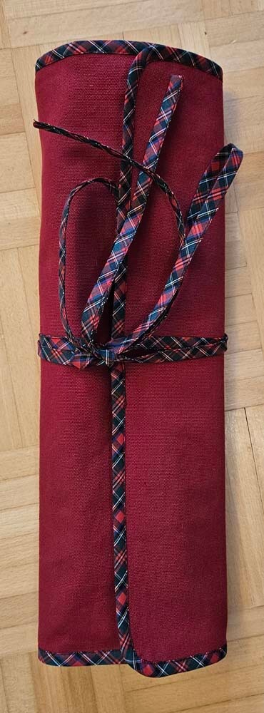 Flötentasche aus roter Baumwolle mit Schottenkaro-Einfassung