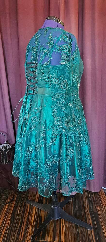 cocktailkleid-gruen-spitze-weite-aermel Cocktailkleid aus grüner Spitze