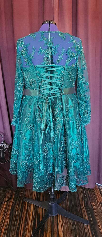 cocktailkleid-mit-rueckenschnuerung Cocktailkleid aus grüner Spitze