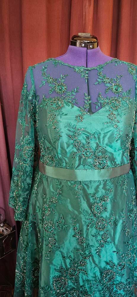 kleid-aus-bestickter-spitze-gruen Cocktailkleid aus grüner Spitze