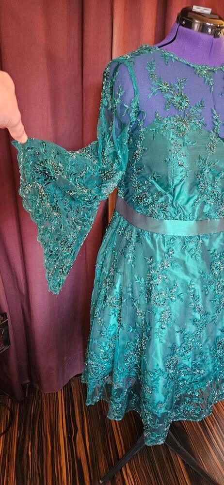 weite-aermel-cocktailkleid-spitze-gruen Cocktailkleid aus grüner Spitze
