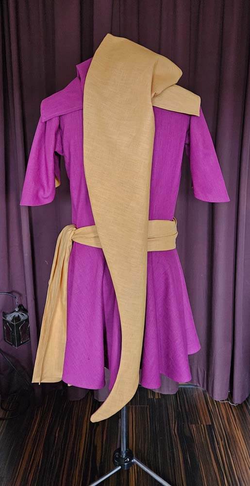 hofnarr-gugel-tunika Hofnarrengewandung fürs Larp aus violettem und gelbem Leinen