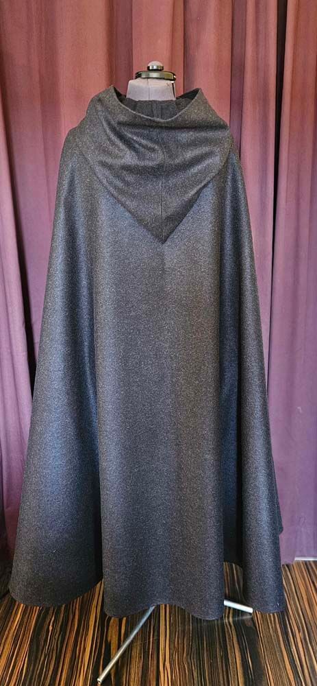 Umhang aus Loden in antrazit mit eckiger Kapuze
