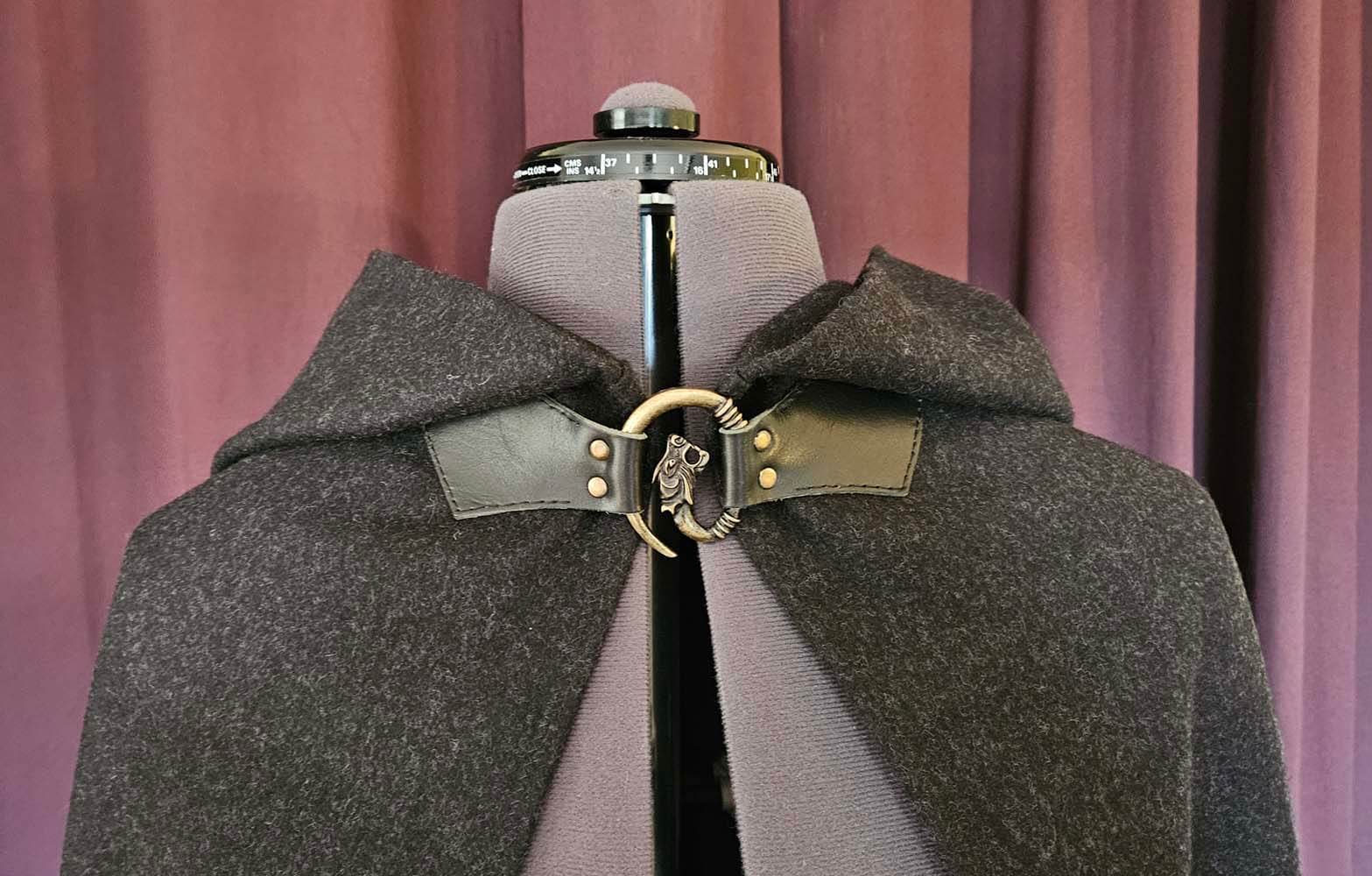 Umhangschließe an einem Umhang aus Loden in antrazit
