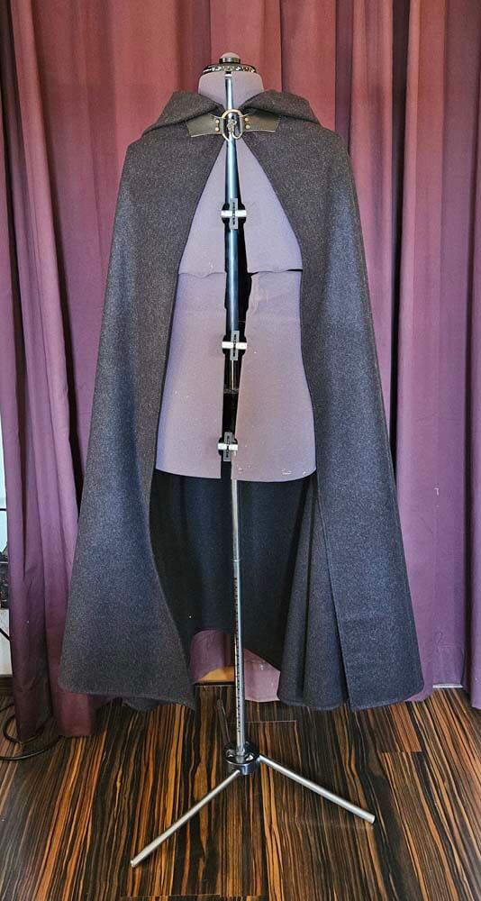 Umhang aus antrazifarbenem Loden