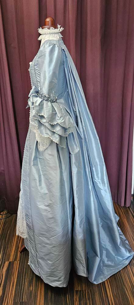 Rokoko Robe a la Francaise aus hellblauer Seide