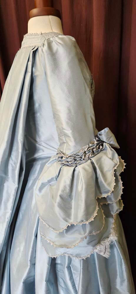 Rokoko Robe a la Francaise aus hellblauer Seide