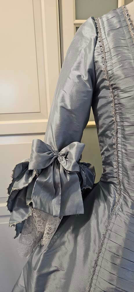 Rokoko Robe a la Francaise aus hellblauer Seide