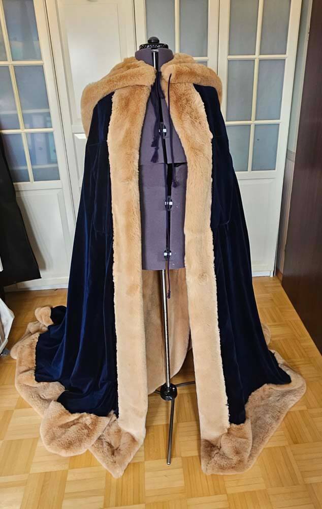 Umhang aus dunkelblauem Samt mit Kunstellfutter