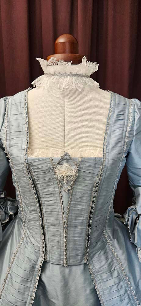 Rokoko Robe a la Francaise aus hellblauer Seide