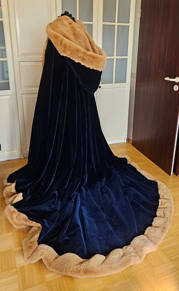 Umhang aus dunkelblauem Samt mit Kunstellfutter