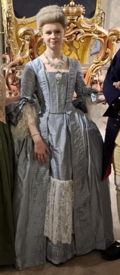 Junge Dame in Robe a la Francaise