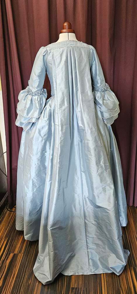 Rokoko Robe a la Francaise aus hellblauer Seide