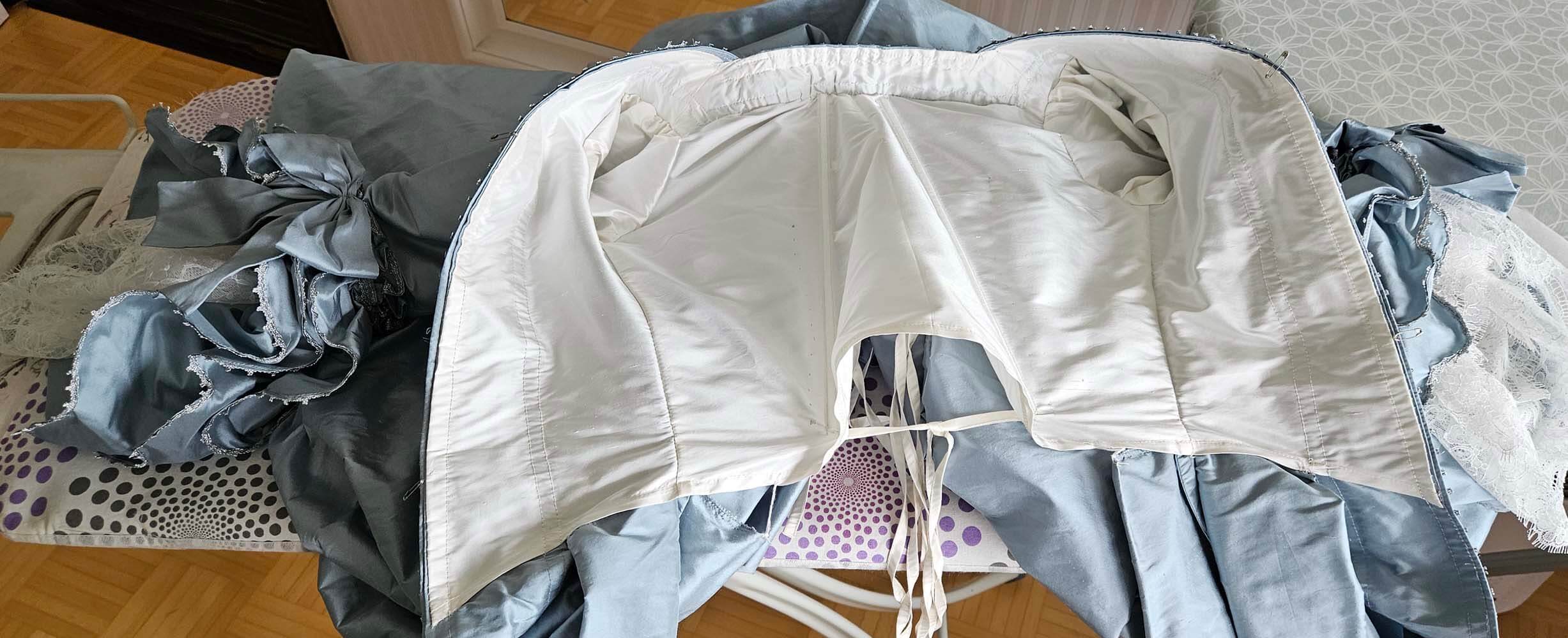 Rokoko Robe a la Francaise aus hellblauer Seide von innnen