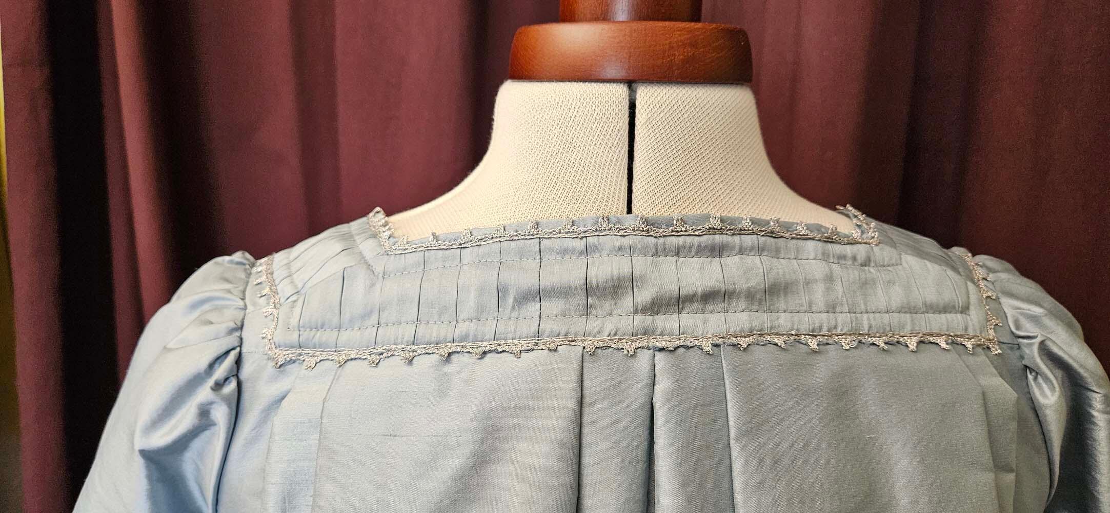 Rokoko Robe a la Francaise aus hellblauer Seide