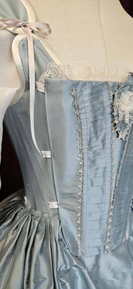 Stecker für Rokoko Robe a la Francaise aus hellblauer Seide